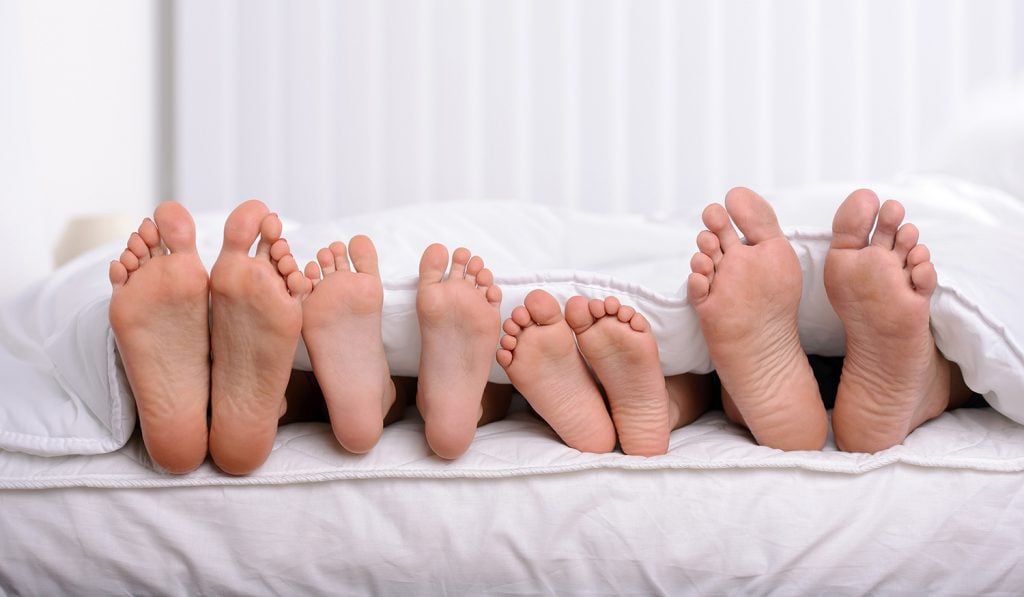 Spoločné spanie - mama, otec a dieťa v manželskej posteli