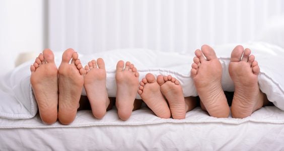 Spoločné spanie - mama, otec a dieťa v manželskej posteli