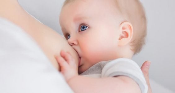 Správna prirodzená poloha a prisatie pri dojčení