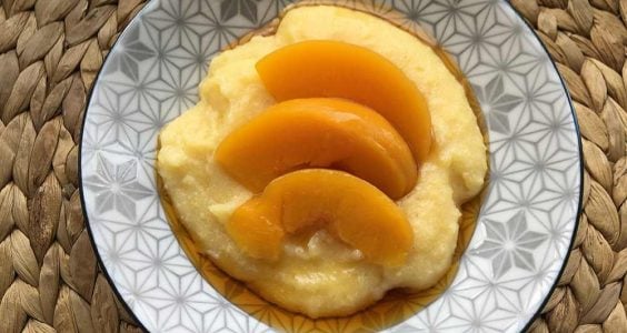 Polenta s broskyňovým alebo marhuľovým kompótom
