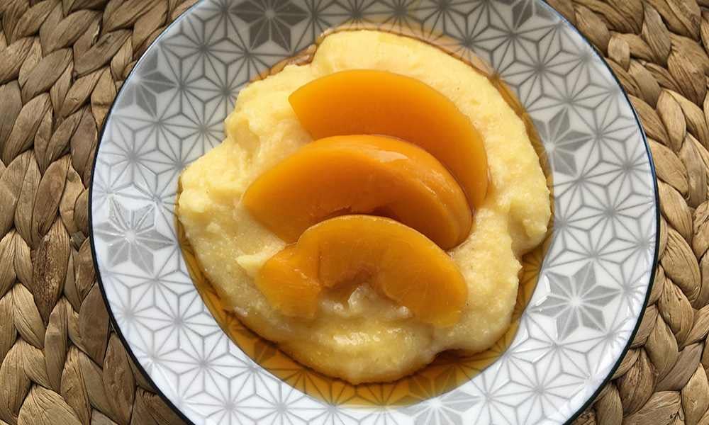 Polenta s broskyňovým alebo marhuľovým kompótom