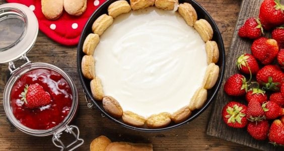Piškótová torta s jahodami