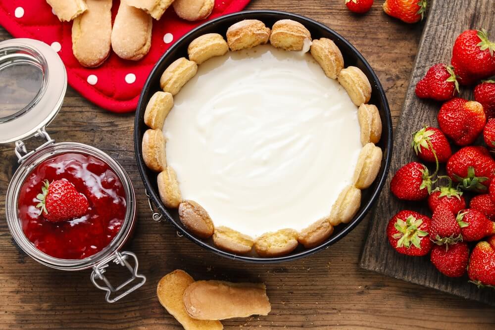 Piškótová torta s jahodami
