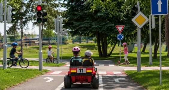 dopravné ihrisko s deťmi