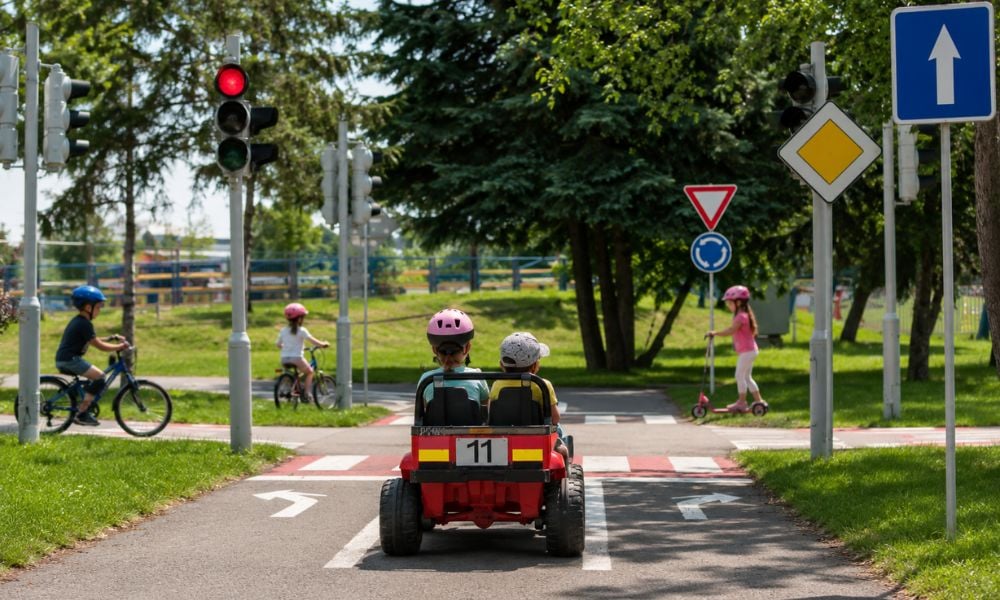 dopravné ihrisko s deťmi