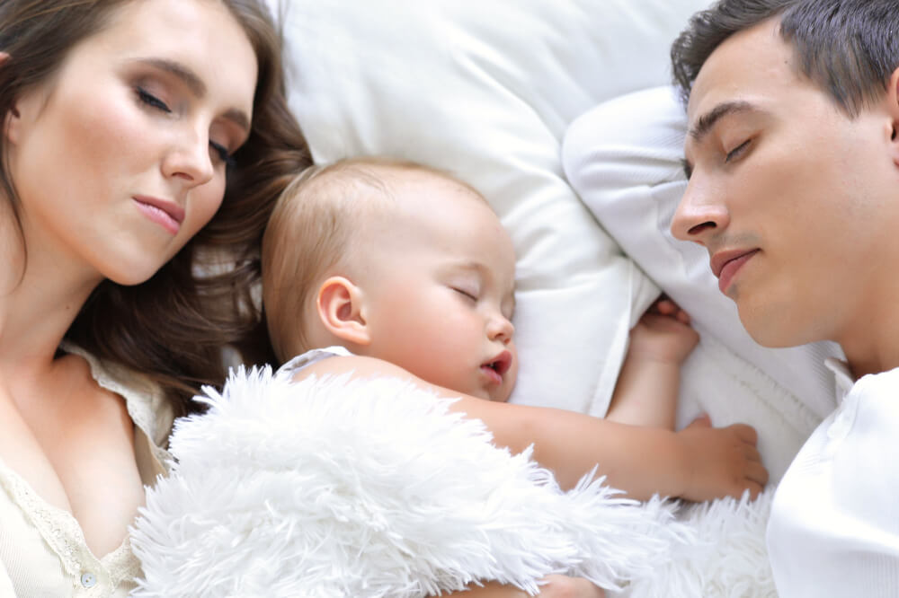 Spoločné spanie - mama, otec a dieťa v manželskej posteli